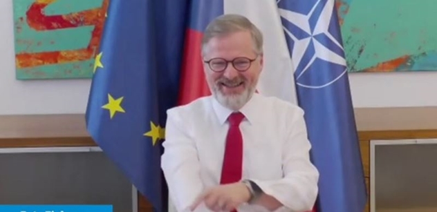 „Nesebevědomí pochybovači.“ Fiala sekl ekonomy. Za německými platy pro Čechy si stojí