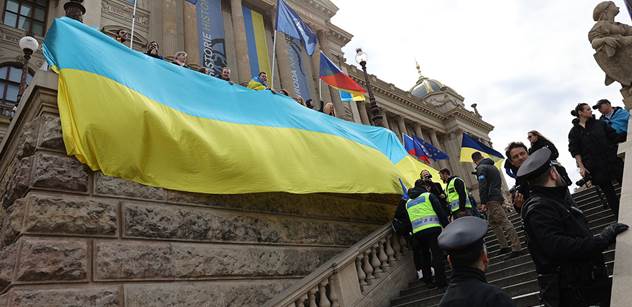 Počmáral Ukrajincům auta hákovými kříži. Německý politik musí jít