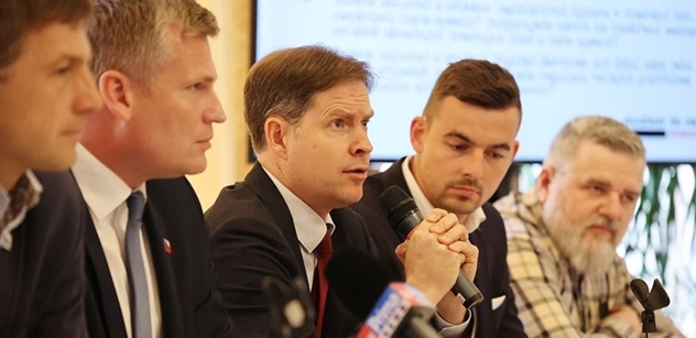 „USA, Německo. A dobrá zpráva: Bývalí voliči Fialy.“ Novinky o svobodě slova na konferenci. Od kandidátů do EP