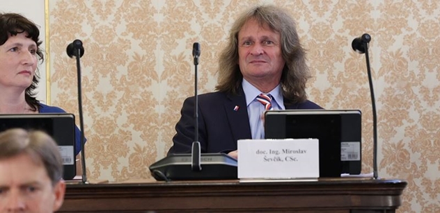 Komunistická opatření na vysokých školách. V roce 2024. Docent Ševčík vytáhl dokumenty