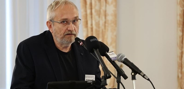 Tisíce stránek, důkazy se množí. „Jen v Česku jako by se zastavil čas.“ Kde vázne šetření covidu?