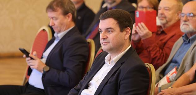 Členové Přísahy jsou v šoku z toho, co na klíčové schůzce předvedl Macinka s Turkem