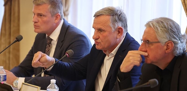 „Stát může být silný, jen když je bohatý.“ O budoucnosti pravice s Turkem, Zahradilem i Čunkem