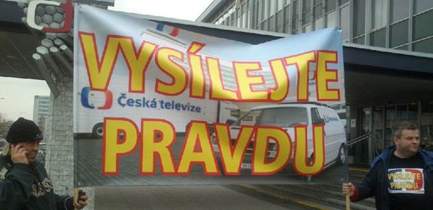 Vysílejte pravdu! Před Českou televizí v Praze protestovaly desítky lidí
