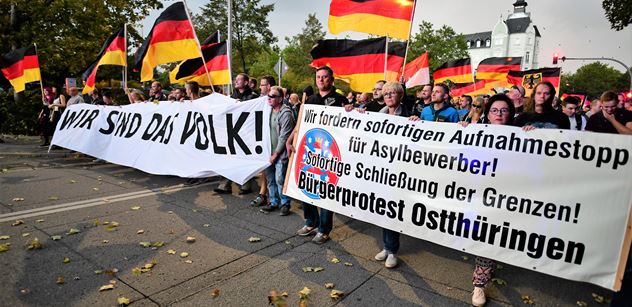 Němci jsou na migranty naštvaní čím dál více. Levicová nadace bije na poplach