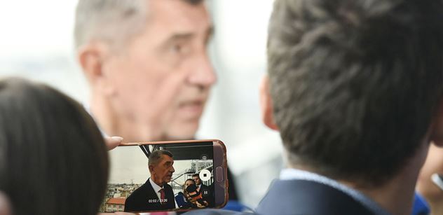 Babiš strávil mezi poslanci ČSSD půl hodiny a pak odjel pryč. Novinářům neřekl ani slovo