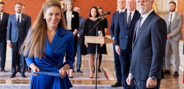 Z vysokých míst. Diplomy Evy Decroix rozkryty