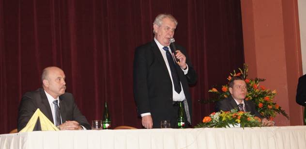 Miloš Zeman před zaplněným sálem poradil lidem, jak ohlídat korupci v zemi