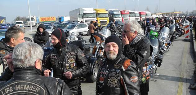 Putinovi motorkáři se chystají na spanilou jízdu do Berlína. Chtějí jet i přes Česko