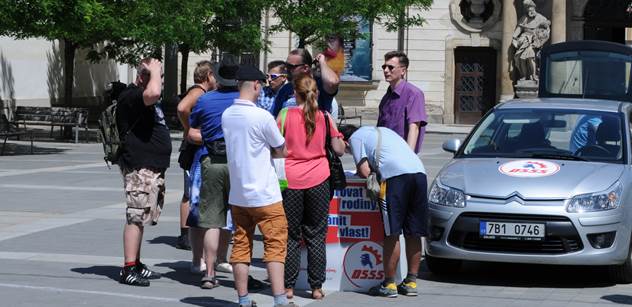 Do Brna přivážejí tajně uprchlíky! V Brně se sešlo několik radikálů a nastal křik