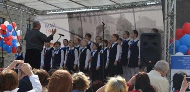 V Den Vítězství zněly Prahou písně, které zpívaly děti z RF a ČR