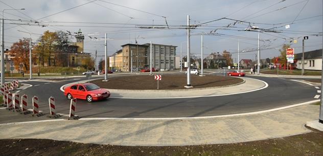 Nová okružní křižovatka na Hladnově už slouží motoristům