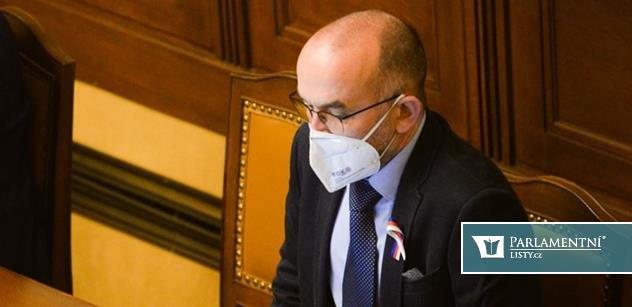 „Strkáte prst do zadku a máte mluvit.“ Blatný vadí kvůli miliardám. Nejdřív mlčel, pak se rozjel a kolem se dějí věci