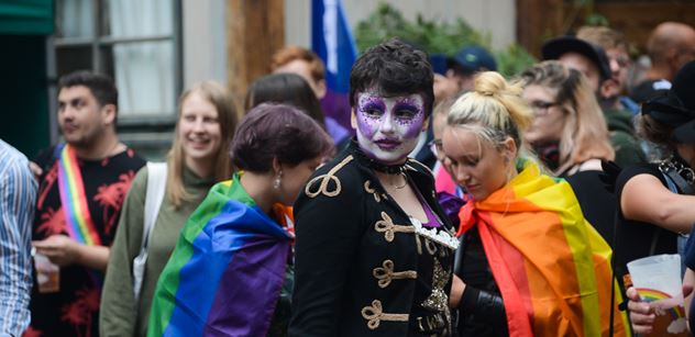 Zastánci LGBT komunity propluli Prahou. Hřib na jejich počest „pomaloval“ tramvaje
