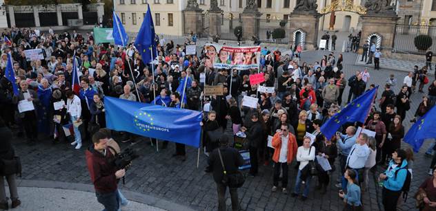 Na náměstí Republiky se koná demonstrace proti kapitalismu