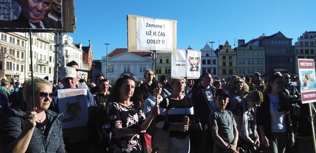 „Nenecháme se koupit kusem žvance!“ V Plzni demonstrovaly stovky lidí proti Zemanovi s Babišem