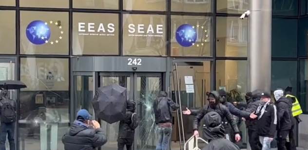 VIDEO Orgán EU vymlácen. V Bruselu při covid-akci i hořelo