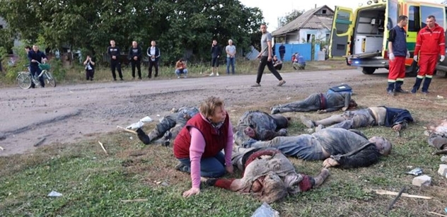 „Shořte v pekle, ruští bastar*i.“ Zelenskyj řečnil venku, na Ukrajině masakr. Desítky mrtvých, i děti
