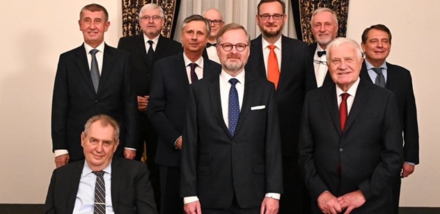 Všichni čeští premiéři na jedné fotce. Jen dva nedorazili...