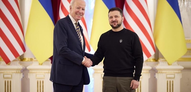 Dalších půl miliardy dolarů Ukrajině, oznámil Biden v Kyjevě