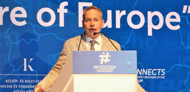 Profesor Furedi: NATO vede války jen proti slabým. Proč začali oslavovat Zelenského