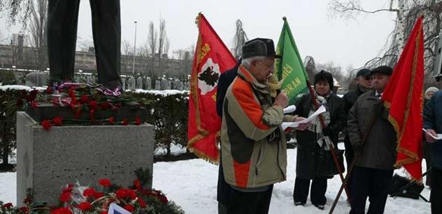 Fučíkova socha je na Olšanech. Komunisté u ní oslavili jeho 110. narozeniny