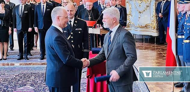 Gratuluji generále, Zemanův relikt odstraněn. Povýšený Koudelka přijímá gratulace