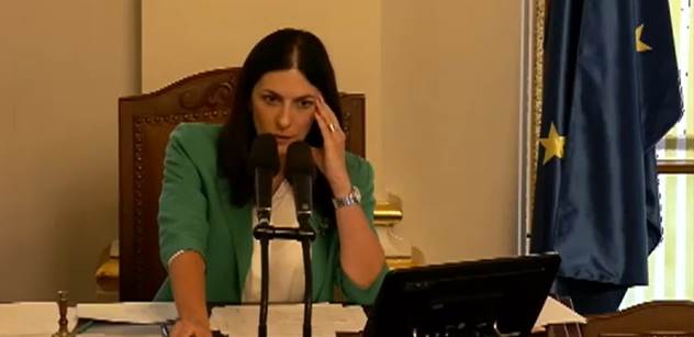 „Nechám vás vyvést.“ Pekarová hrozila Babišovi, Benda zatím „ukradl“ mikrofon
