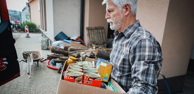 Pomoc po povodních: Prezident Pavel nesl krabici. „Proč radši neposlal hradní stráž?“ ptá se generál