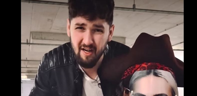 VIDEO „Ty jo, co to je, todle?“ Hřib „usekl“ ruku Turkovi. Motoristé udeřili proti