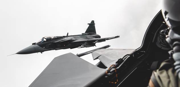 Jeden generál na dvě a půl stíhačky. Peněz jako želez. Jsme s Fidlerem u letectva