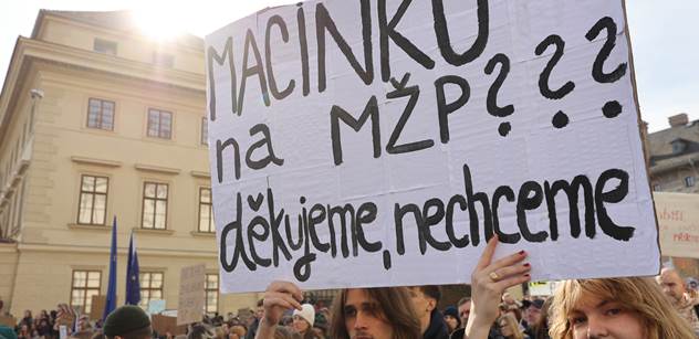 Tady jsou. Kdo všechno si přišel plivnout na Macinku Pavlovi pod oknem