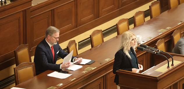 Fialu podráždila interpelace o tajných. Chybí vám smysl pro bezpečnost, vzkázal poslankyni ANO