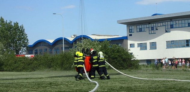 Hasiči DPP pomohli uhasit rozsáhlý požár haly v Hostivaři