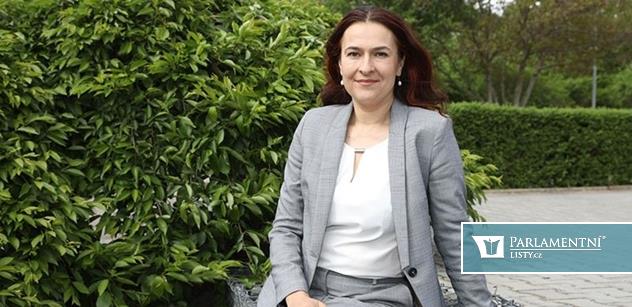Fialova statistika. Šichtařová premiérovi popsala, kam povede čarování s čísly