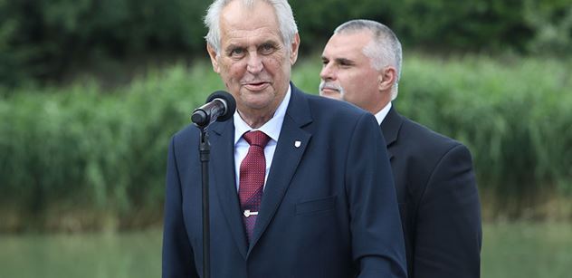 Summit NATO očima Kundry z Respektu: Zeman se přede dveřmi občerstvuje drinkem, okolí to nepobírá
