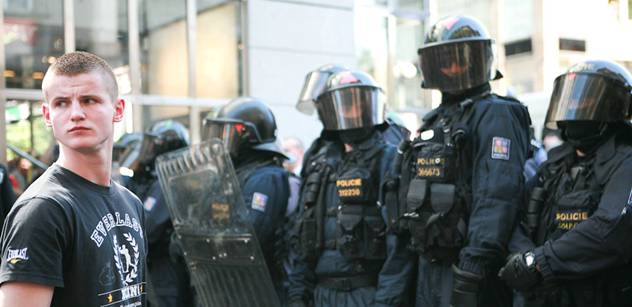 Policejní manévry, vypjatá atmosféra, takový je protiromský pochod v Plzni
