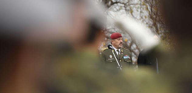 Šéf armády Opata byl za vojáky v Afghánistánu, přivezl jim dárky