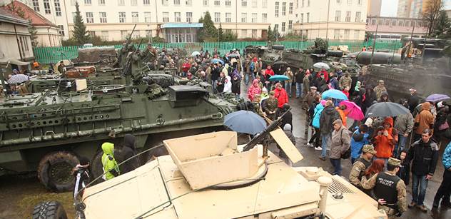 Stovky lidí zdravily konvoj v okolí Plzně. Odpůrce policisté k americkým vojákům nepustili