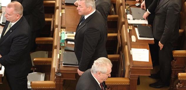 Když Miloš Zeman za nepřítomnosti TOP 09 dokončil svůj projev, toto o něm prohlásili přítomní poslanci