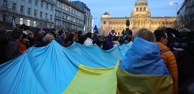 Stovky až tisíce lidí se sešly v centru Prahy na podporu Ukrajiny