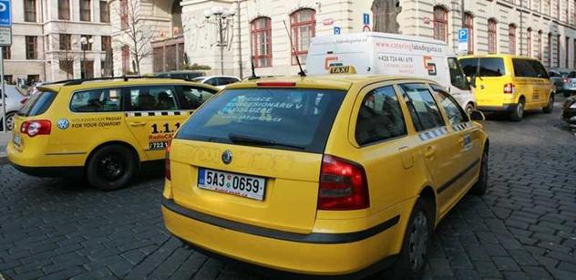 Taxikáři zahájili v Praze protestní jízdu proti Uberu