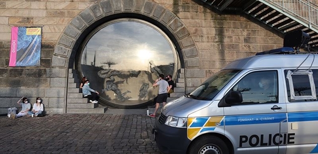 FOTO „Schovat chlast! Bít Pavla Novotného.“ Praha a dav hodně zblízka. I s policií
