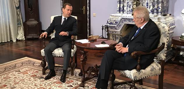 To se jen tak nevidí: Zeman zdrbal hlavu Medveděvovi za článek o roce 1968. Ten se kál a kál... VIDEO + PLNÝ PŘEKLAD