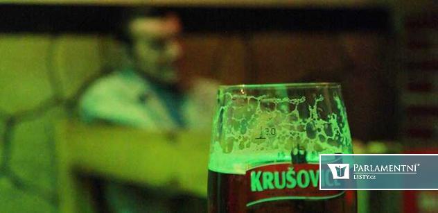 Čeští vesničani ignorují opatření proti covidu. Popíjejí mezi sebou, objímají se, zpívají, řvou. Němci? To je jiná… Bolestivý zásah od sousedů