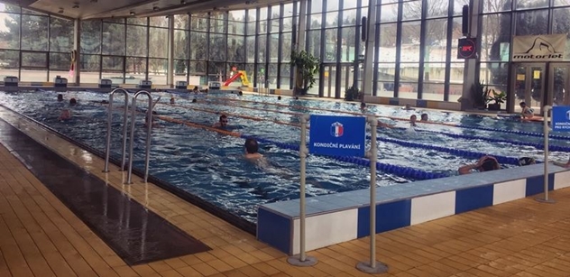 Praha 5 podpořila levnější plavání pro seniory v radlickém bazénu