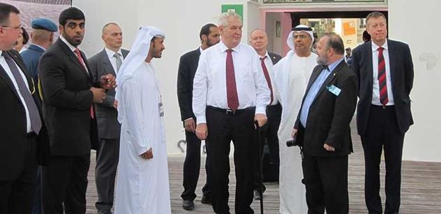 Zeman před odletem z emirátů navštívil mešitu. Na rozdíl od ostatních se nemusel zouvat a neodpustil si poznámku o radikálním imámovi 