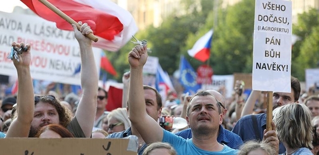 Estébáka vyženem, hlásí demonstrace z Brna. Do toho mluvili herci
