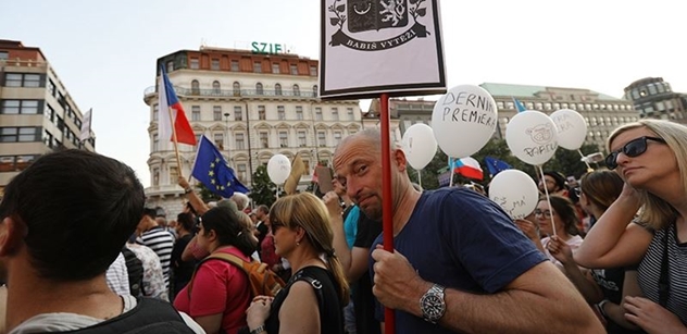 Demonstrace proti Babišovi podporuje třetina lidí, odhalil průzkum