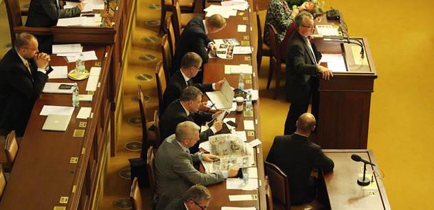 Sněmovna rozhodne o růstu důchodů a platů ústavních soudců 